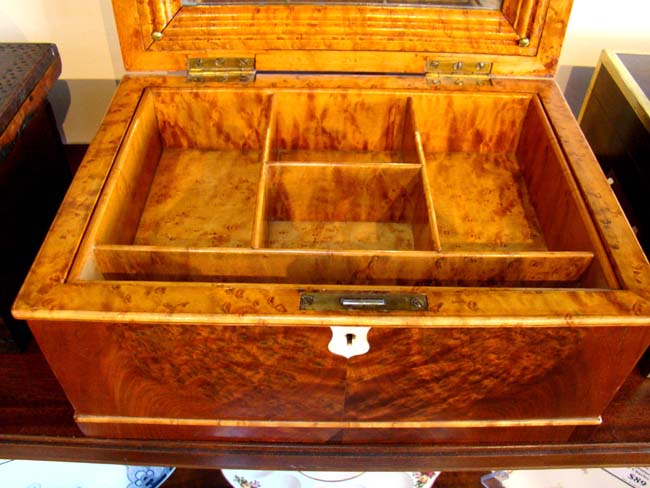 A fabulous 19th century bird's eye maple dresser box circa 1880 — image 3